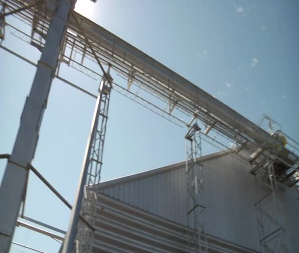 Amplio plano panorámico de elevador de grano — Vídeos de Stock
