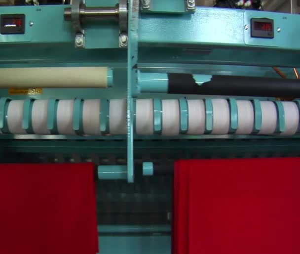 Steadicam tiro de una mujer y máquina de planchar industrial — Vídeos de Stock