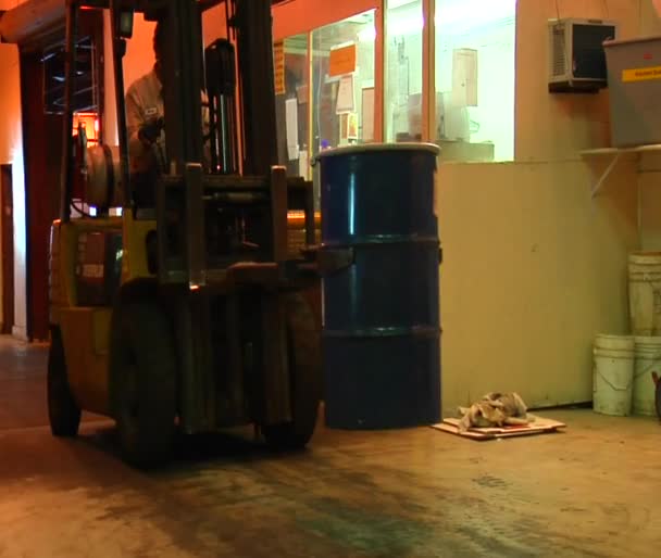 Forklift 50 galon davul hareket eder. — Stok video