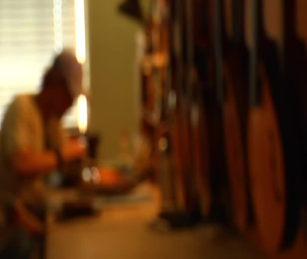 Trabajador lijar mandolina entra en foco — Vídeo de stock
