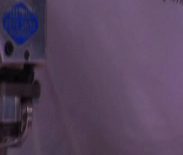 Detail na skladě s kroužkovou a řezací stroj — Stock video