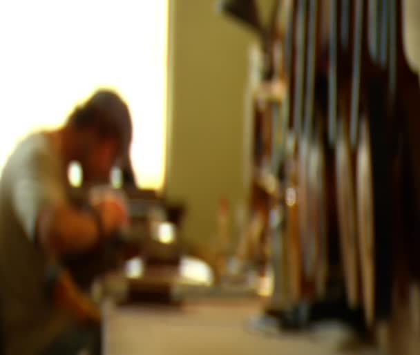 Travailleur ponçage mandoline vient en évidence — Video