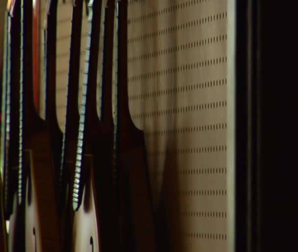 Pan des instruments à cordes au travailleur 