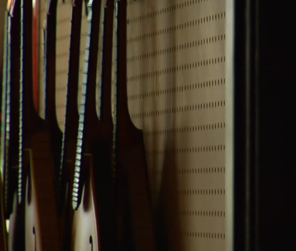 Pan des instruments à cordes au travailleur — Video