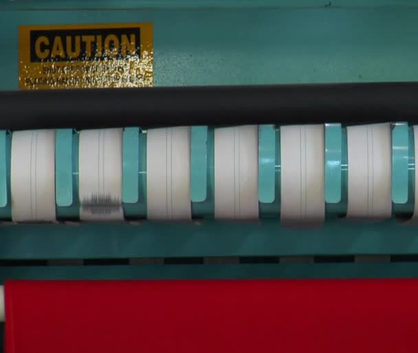 Close-up da máquina de passar roupa industrial e pano vermelho — Vídeo de Stock