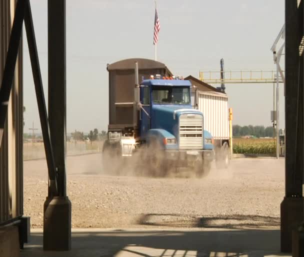 Semi-camion dans un parking en terre battue avec drapeau américain — Video