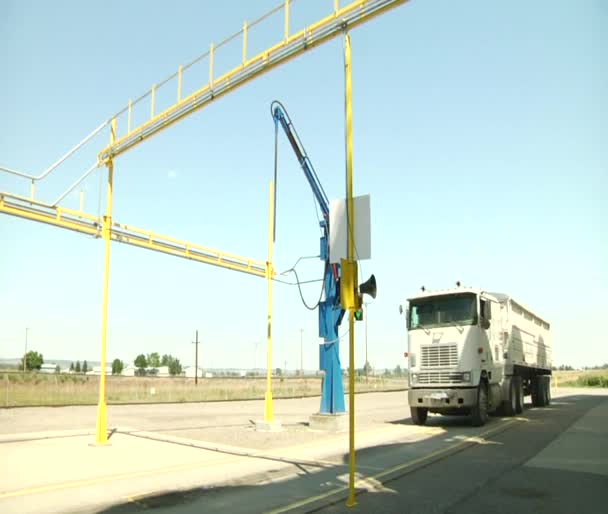 Semi vrachtwagen benaderingen industriële apparatuur — Stockvideo