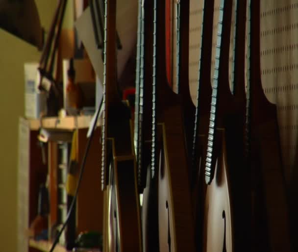 Instrumentos de cuerda y madera alisada de los trabajadores — Vídeos de Stock