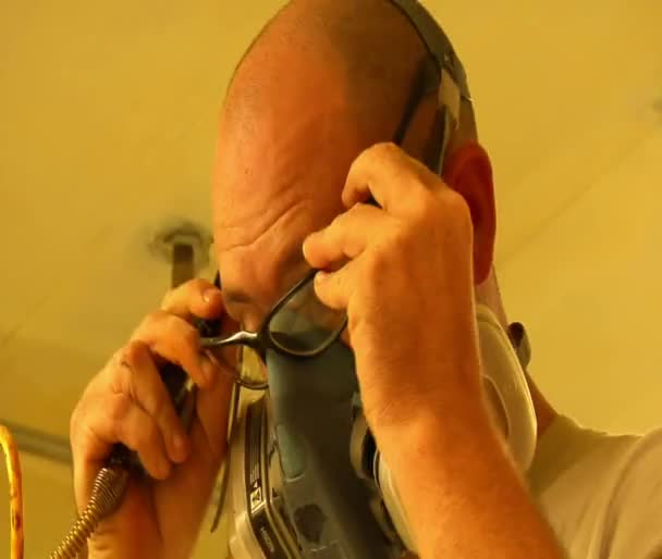 Работник надевает защитные очки и респиратор — стоковое видео