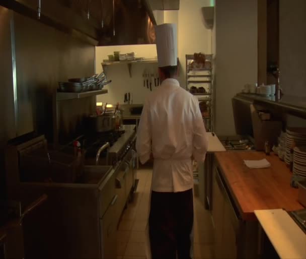 Шеф-повар готовит еду и готовит с горящей сковородкой — стоковое видео