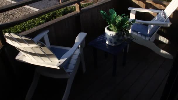 Kippen Liegestühle und Veranda mit Blick auf das Meer — Stockvideo