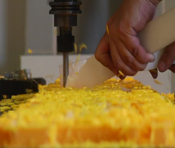 L'uomo tiene le protezioni come fresatrice industriale intaglia plastica — Video Stock