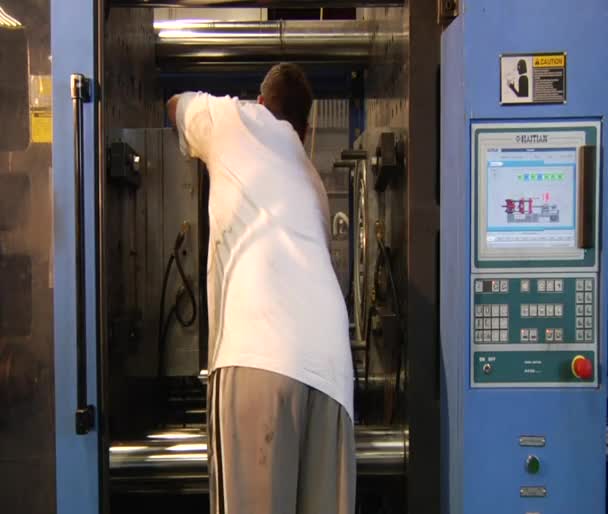 L'homme exploite une presse à mouler industrielle 