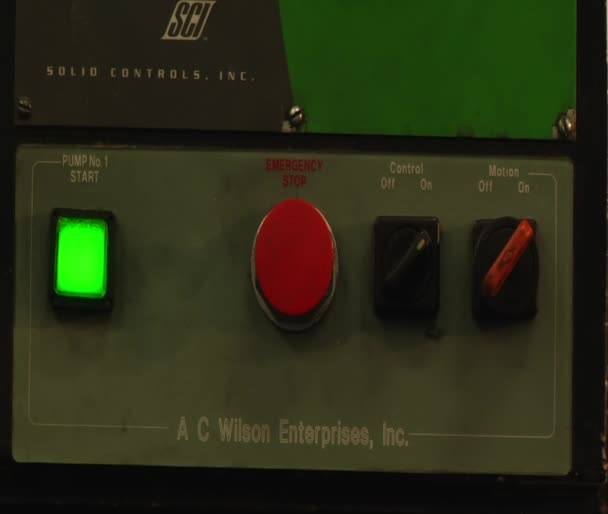 Πιέζεται το κουμπί παύσης κινδύνου — Αρχείο Βίντεο