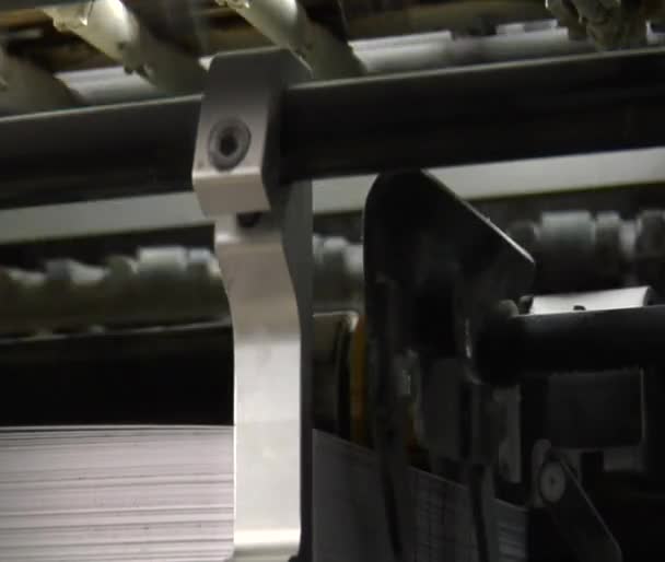 Zbliżenie na gotowy produkt z maszyny drukarskiej — Wideo stockowe