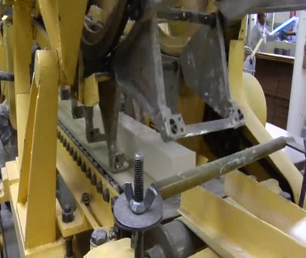 Μηχανισμό κοπής ράβδους σαπούνι — Αρχείο Βίντεο