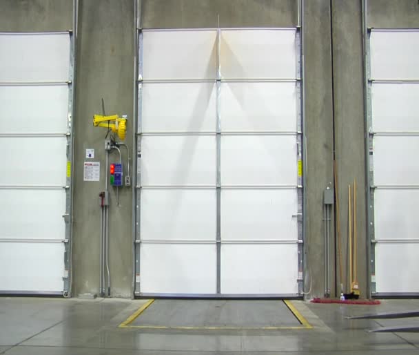Homem abre porta da garagem para reboque semitruck — Vídeo de Stock