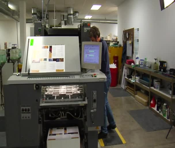 Steadicam colpo di lavoratore e stampa stampa — Video Stock