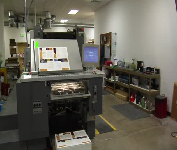 Steadicam strzał wokół maszyny drukarskiej — Wideo stockowe