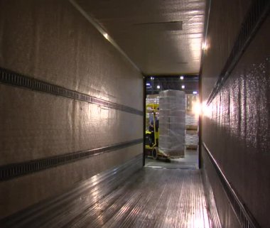 dan semitruck karavan içinde görüntüleyin.