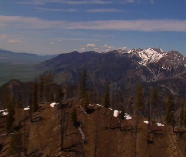 Luchtfoto zoom-out van besneeuwde bergtoppen — Stockvideo