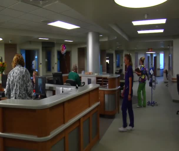 Poślizg strzał zajęty pielęgniarek i personelu w szpitalu — Wideo stockowe