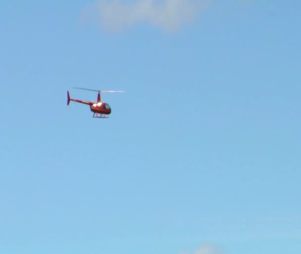 Robinson r-44 helikopter tar fart med berg på avstånd — Stockvideo