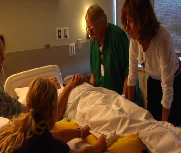 Enfermeras trasladando paciente de una cama a otra — Vídeo de stock