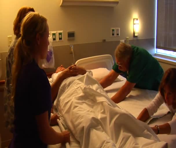 Pielęgniarki ruchu pacjenta z jednego łóżka do innego — Wideo stockowe