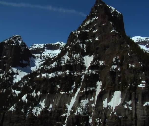 Picos de montaña escarpados con nieve derretida — Vídeo de stock