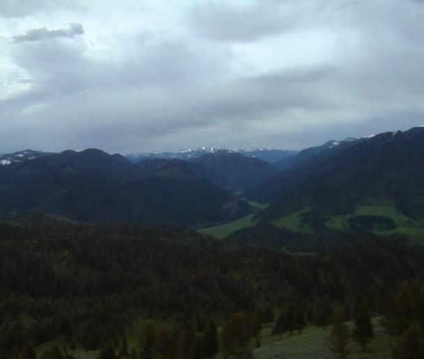 Visages de montagne enneigés 