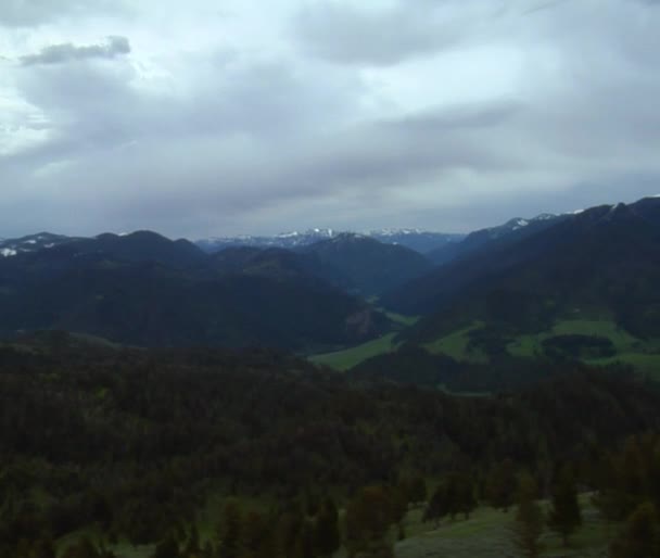 Snötäckta berg ansikten — Stockvideo