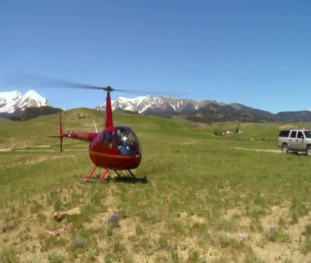 Helicóptero Robinson R 44 acaba de aterrizar — Vídeo de stock