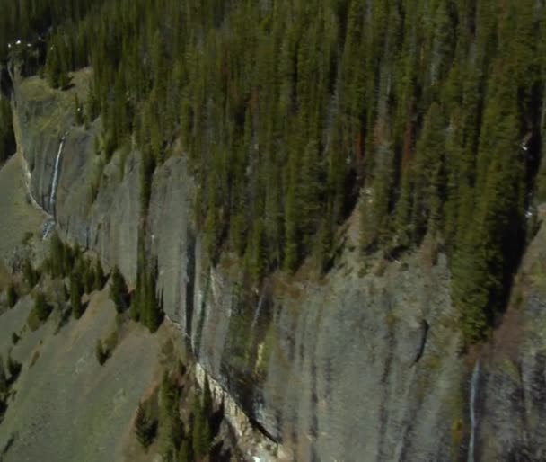 Face de montagne escarpée et sommets enneigés — Video