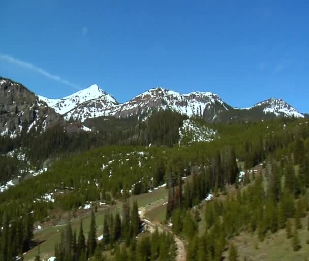 Montanhas na Primavera, neve e nova vegetação — Vídeo de Stock