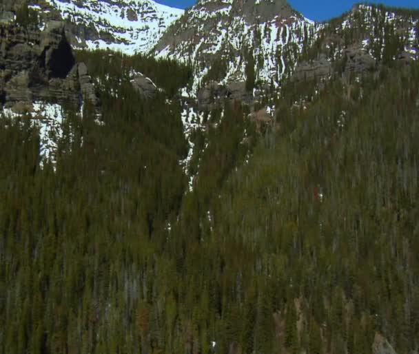 Скалистые вершины покрыты снегом — стоковое видео