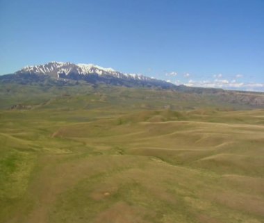 gür yeşil tepelerin ve çayırlar