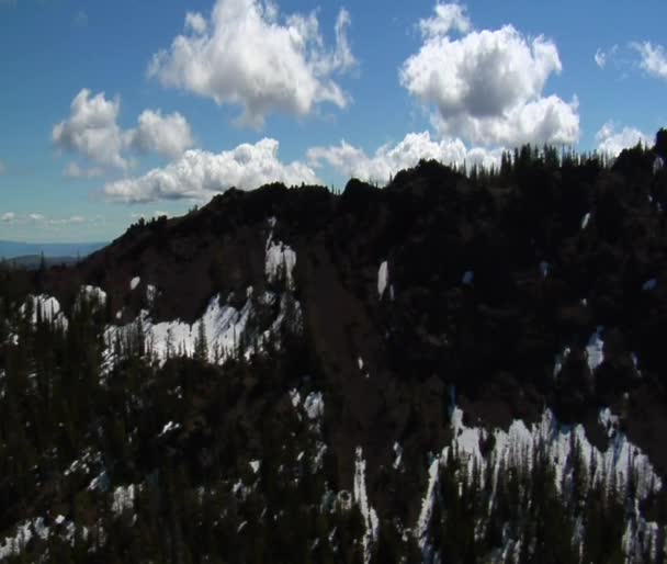 Montañas cubiertas de nieve derretida — Vídeos de Stock