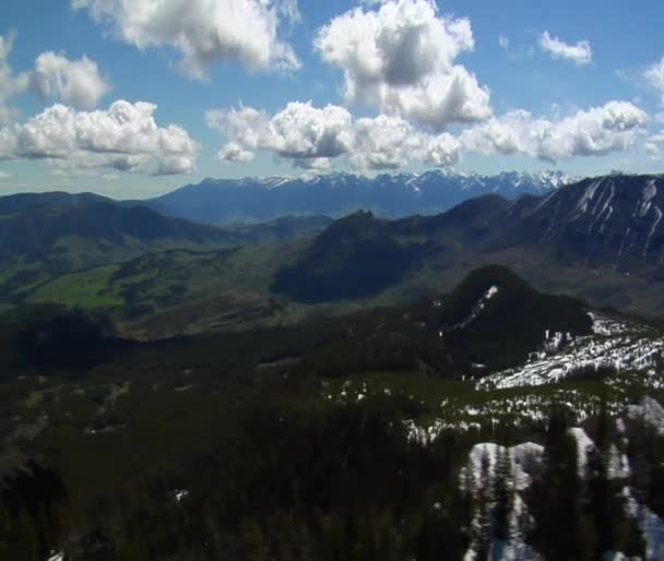 Montanhas e vales verdes — Vídeo de Stock