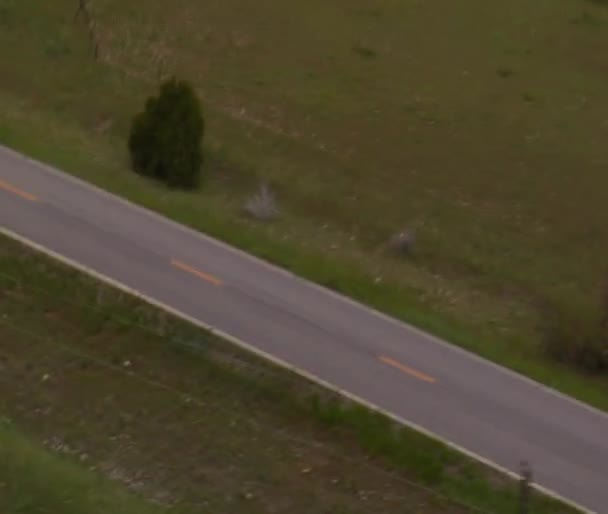 Autostrada di montagna accanto al fiume — Video Stock