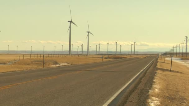 Windturbines langs snelweg — Stockvideo