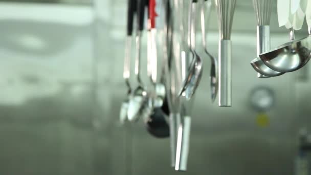 Panela de ferramentas de cozinha profissional pendurado na linha — Vídeo de Stock