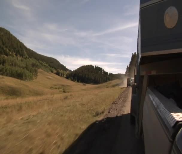 Ciężarówka ciągnie przyczep do przewozu koni — Wideo stockowe