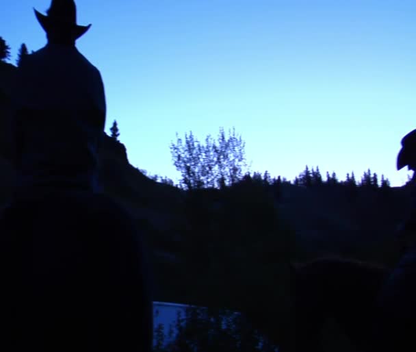 Silhouettes of cowboys as they ride — Stock Video