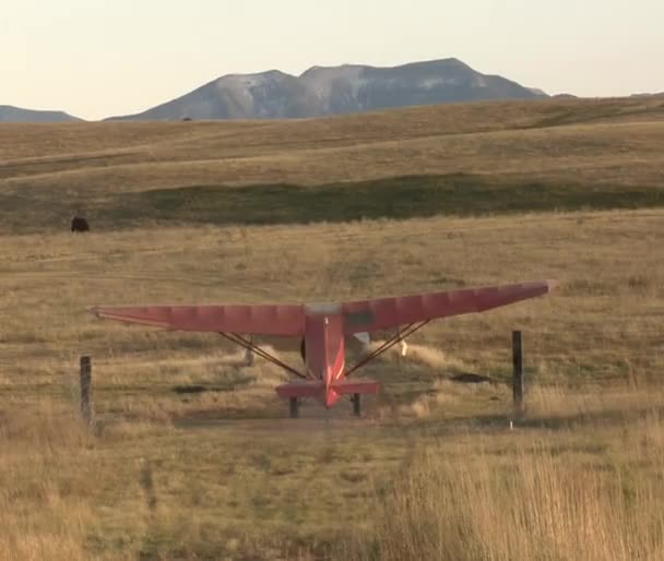 Самолет взлетает с поля — стоковое видео