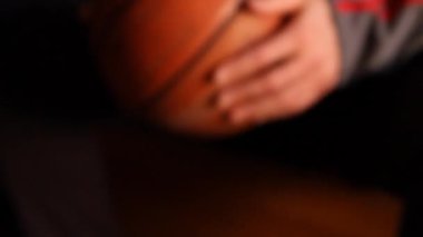 Basketbol holding oyuncunun eller