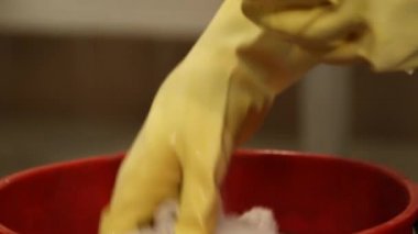 Sıcak su musluk üzerinde açmak için uzanarak el