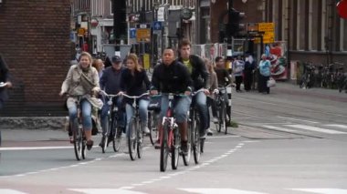 insanlar Amsterdam'da bisiklet sürmek