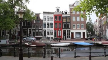 Oto ve motosiklet yanındaki amsterdam kanal