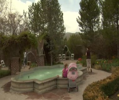 havuzun etrafında aileler